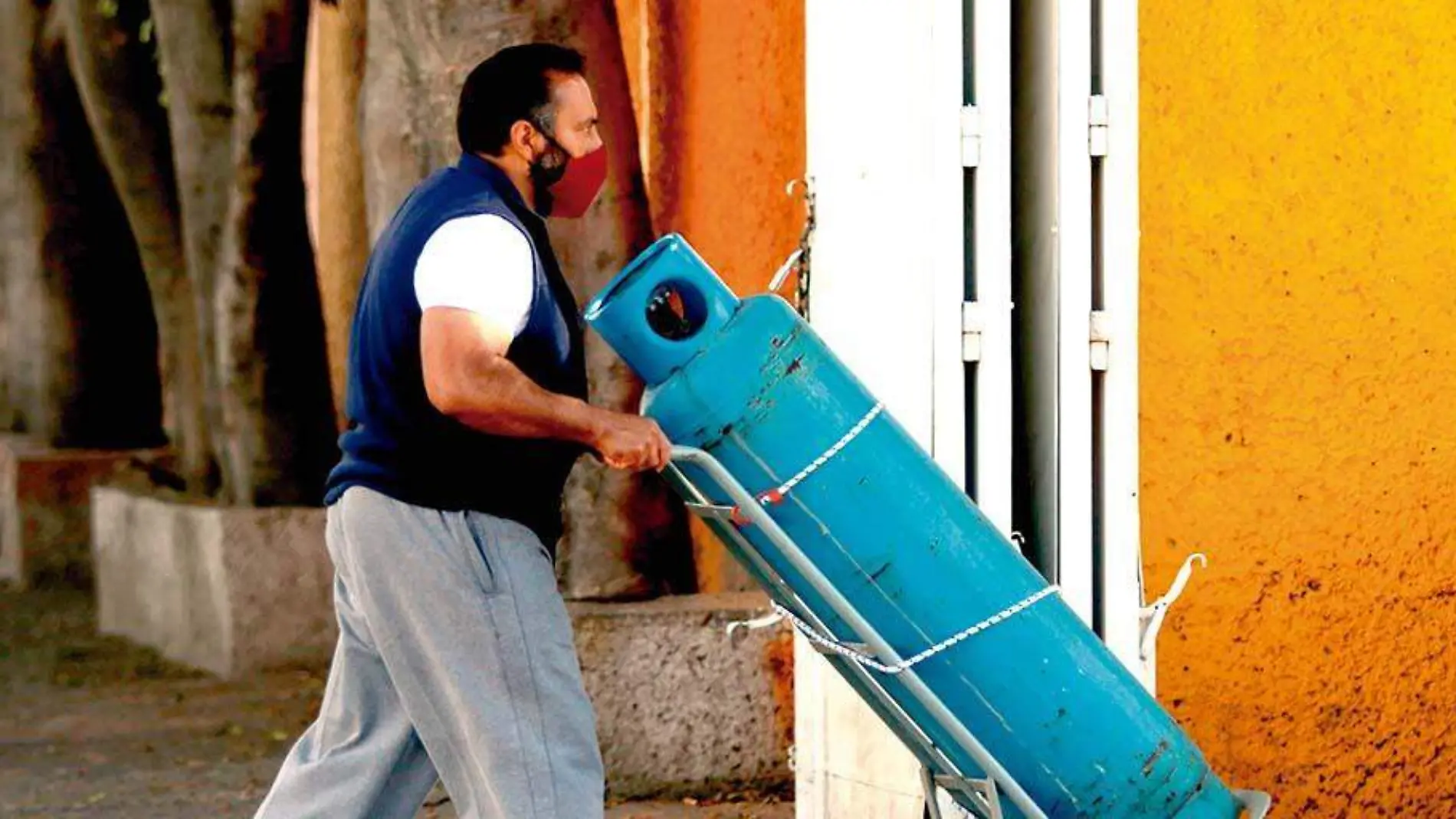 Hombre traslada un cilindro de gas LP